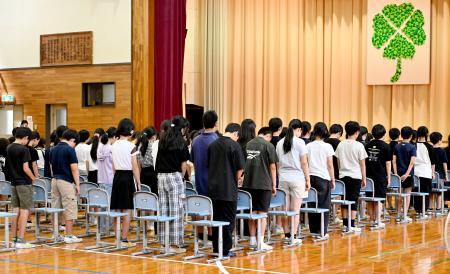 長崎県佐世保市立大久保小の全校集会で黙とうする児童ら＝１日午前