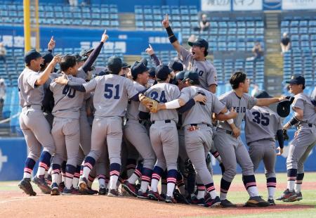 早大を破って５季ぶりの優勝を決め、喜ぶ慶大ナイン＝神宮