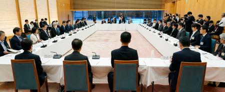 首相官邸で開かれた中小企業の賃上げや活力向上に関する関係省庁の会議＝１日午後