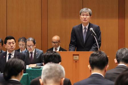 全国の都道府県警の本部長らを集めた会議で訓示する警察庁の楠芳伸長官＝１日午後、東京都内