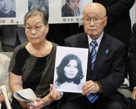 記者会見で田口八重子さんの写真を手にする兄の本間勝さん（右）と姉の鈴木正子さん＝１日午後、埼玉県川口市役所