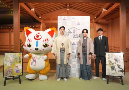 撮影に応じる（左から）野村裕基、大槻裕一ら＝東京都内