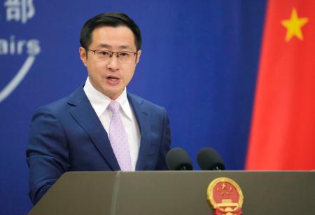 記者会見する中国外務省の林剣副報道局長＝１日、北京（共同）