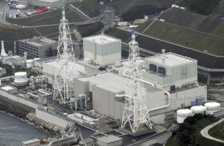 中国電力島根原発２号機（手前）。奥は１号機＝２０２４年１１月、松江市