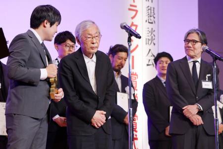 第63回ギャラクシー賞のテレビ部門で大賞を受賞した「八月の声を運ぶ男」の関係者ら=1日午後、東京都内