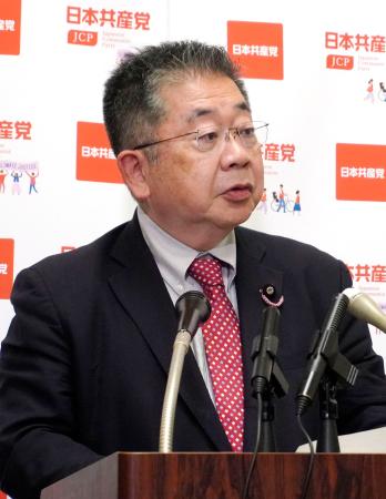 記者会見する共産党の小池書記局長＝１日午後、国会