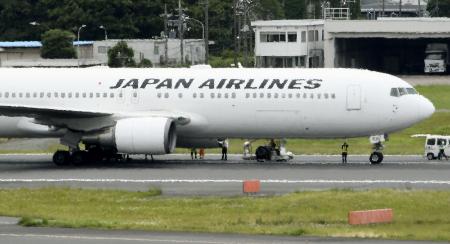 機体の不具合のため成田空港に緊急着陸した日航機=5月29日午後