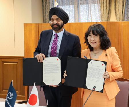 署名式に参加した片山財務相（右）と世界銀行のバンガ総裁＝１日午前、財務省