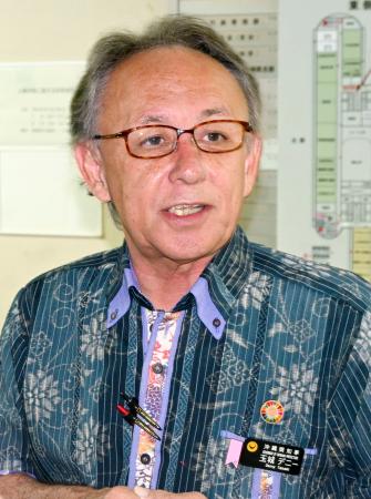 記者団の取材に応じる沖縄県の玉城デニー知事＝２日午前、沖縄県庁