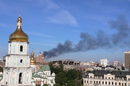 ロシアの攻撃があったウクライナ・キーウの上空に立ち上る煙=2日(共同)