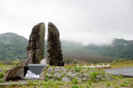 報道陣が取材拠点にしていた「定点」周辺の慰霊碑＝２日午後、長崎県島原市