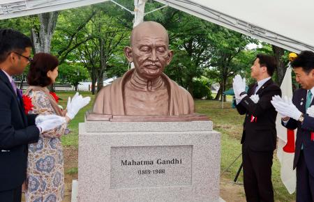 松江市の末次公園に建立されたマハトマ・ガンジーの胸像＝２日午後