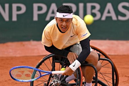 車いすの部男子シングルス１回戦でプレーする小田凱人＝パリ（共同）