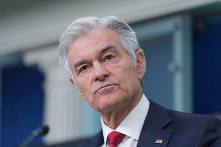 米ホワイトハウスで記者会見するオズ氏＝２日（ＡＰ＝共同）