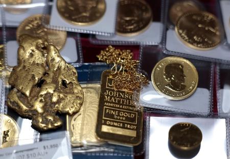 金の塊や延べ棒、コイン＝２０２５年１０月、米サンフランシスコ（ゲッティ＝共同）