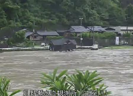 レベル5氾濫特別警報が発表された和歌山県古座川町の古座川のライブカメラ画像=3日早朝(和歌山県提供)