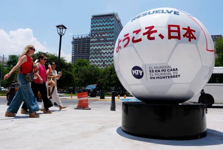 　モンテレイの街中に設置されたサッカー日本代表を歓迎するオブジェ＝２日（共同）