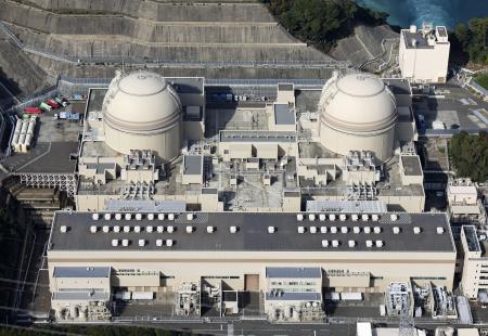 関西電力大飯原発の３号機（右）、４号機＝福井県おおい町