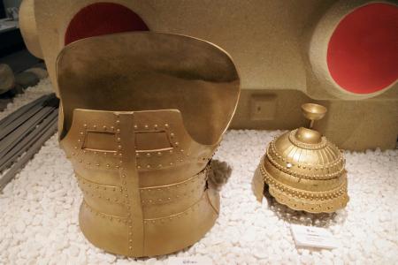 明治初期に堺市の大山古墳で見つかった甲冑の復元品(堺市博物館提供)