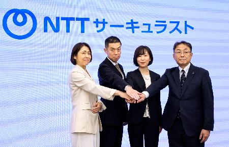 新会社「ＮＴＴサーキュラスト」の設立を発表するＮＴＴと三菱マテリアルの幹部ら＝３日午後、東京都千代田区