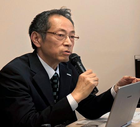 取材に応じるパナソニックデジタルの阿部裕社長＝３日午後、大阪市北区