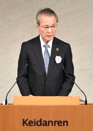 経団連の定時総会で抱負を述べる筒井義信会長＝３日午後、東京都千代田区