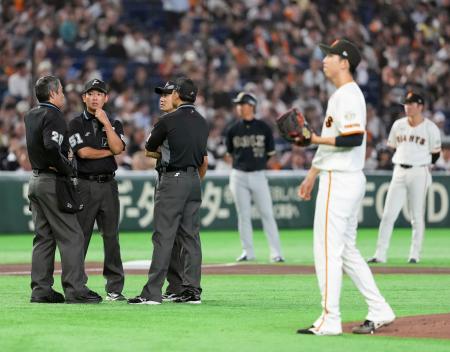 ２回、オリックス・紅林への死球で協議する審判団。手前は巨人先発の戸郷＝東京ドーム