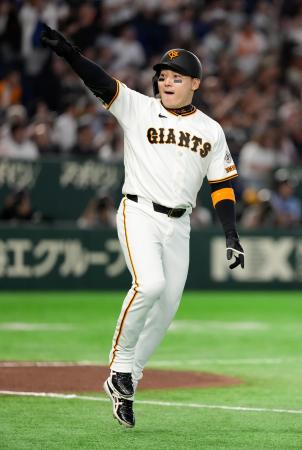 8回、代打で逆転満塁本塁打を放ち、ポーズをとる巨人・丸=東京ドーム
