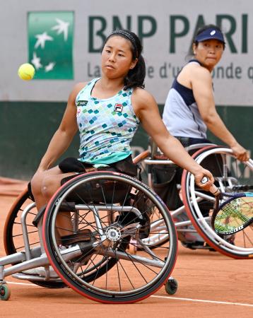 車いすの部女子ダブルス1回戦でプレーする上地結衣(手前)、朱珍珍組=パリ(共同)