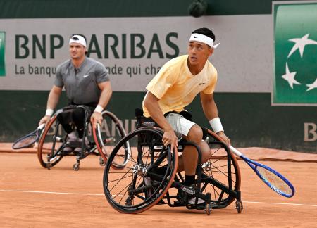 車いすの部男子ダブルス1回戦でプレーする小田凱人(右)、グスタボ・フェルナンデス組=パリ(共同)