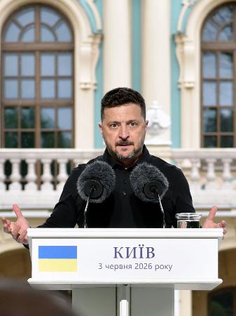 ３日、記者会見するウクライナのゼレンスキー大統領＝キーウ（共同）