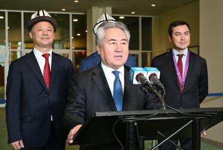 国連安全保障理事会の非常任理事国に選出後、記者団に話すキルギスのクルバエフ外相＝３日、米ニューヨーク（共同）
