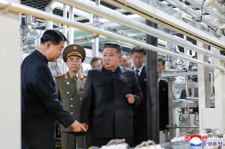 新たに稼働した核物質の生産工場を視察する北朝鮮の金正恩朝鮮労働党総書記（手前右）＝３日（朝鮮中央通信＝共同）
