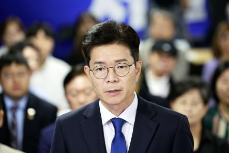 　記者会見で敗北を認めるソウル市長選の与党候補、鄭愿伍氏＝４日、ソウル（聯合＝共同）