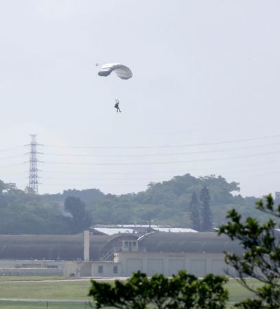 米軍が沖縄県の嘉手納基地で実施したパラシュート降下訓練＝４日午前