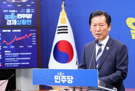 　４日、韓国国会で記者会見する与党「共に民主党」の鄭清来代表（聯合＝共同）