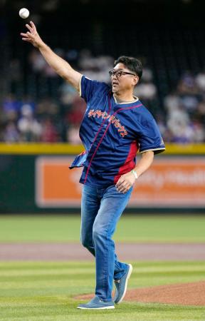 　ダイヤモンドバックス―ドジャース戦で始球式を務める斎藤隆さん＝フェニックス（共同）