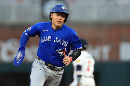ブレーブス戦で三塁へ走るブルージェイズ・岡本=アトランタ(ゲッティ=共同)