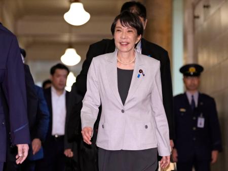 国会内を移動する高市首相＝４日午前