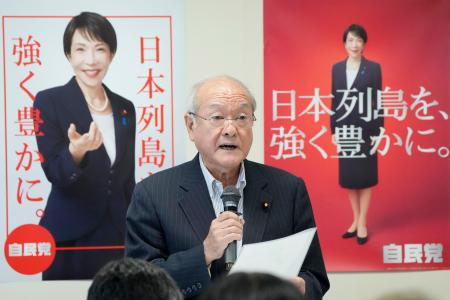 自民党の政治制度改革本部総会であいさつする鈴木幹事長＝４日午後、東京・永田町の党本部