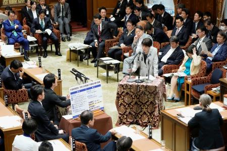 衆院予算委で答弁する高市首相＝４日午前