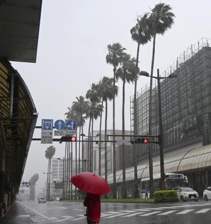 台風６号が接近した宮崎市内＝２日
