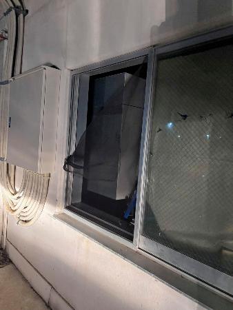 「OKIシンフォテック」の工場内にとどまっていたクマが、自ら鍵を開けて逃げたとみられる窓=4日未明、福島市(同市提供)