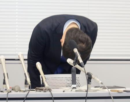 記者会見で陳謝する三重県伊賀市の稲森稔尚市長＝４日午後、伊賀市役所