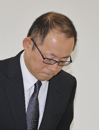 記者会見で謝罪する佐賀県警の福田英之本部長＝４日午後、佐賀県警本部