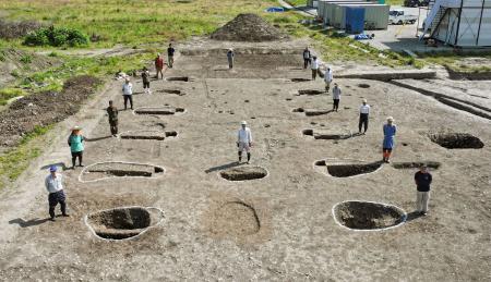 滋賀県野洲市の中畑・古里遺跡で見つかった、弥生時代中期末から後期初頭の大型掘っ立て柱建物跡＝５月