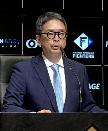 記者会見で質問に答える、「ファイターズ　スポーツ＆エンターテイメント」の伊藤直也執行役員＝４日午前、エスコンフィールド北海道
