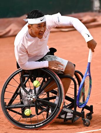 車いすの部男子シングルス準々決勝でプレーする小田凱人＝パリ（共同）