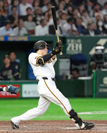 ８回巨人１死二塁、泉口が左越えに勝ち越し二塁打を放つ＝東京ドーム