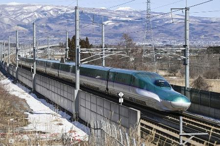 走行する北海道新幹線＝３月、北海道北斗市